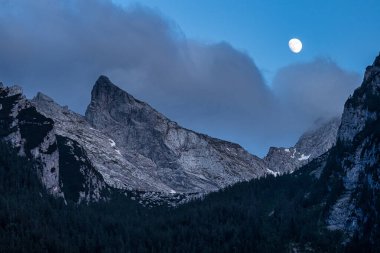 Watzmann 'ın Berchtesgaden, Bavyera, Almanya' daki Ramsau 'daki Hintersee Gölü' nde aylı Nightview manzarası