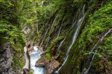 Almanya, Avrupa 'da Ramsau bei Berchtesgaden' de tahta yolu olan güzel Wimbachklamm vadisi.