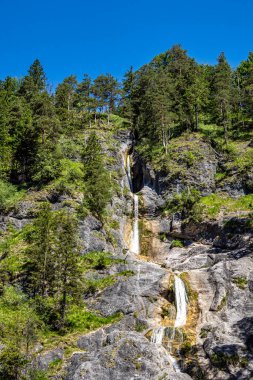 Berchtesgaden Toprakları 'ndaki vahşi-romantik Almbachklamm, Almanya' nın Bavyera kentindeki birçok tatilci için popüler bir gezi yeridir.