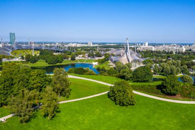 Münih, Almanya - 27 Haziran 2020: Münih Olimpiyat Stadyumu, Almanya 'nın Münih kentinde 1972 Yaz Olimpiyatları için inşa edilen Olimpiyat Parkı.