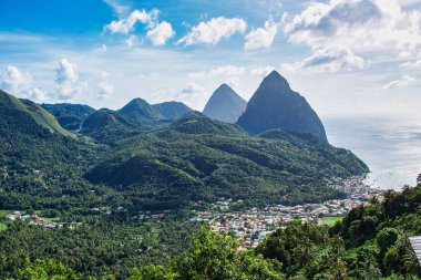 Soufriere, St. Lucia 'daki Karayip Denizi' ndeki Piton manzarası. Pitonlar, Karayipler 'in St. Lucia adasındaki iki volkanik kuledir ve UNESCO' nun dünya mirası konumundadır..