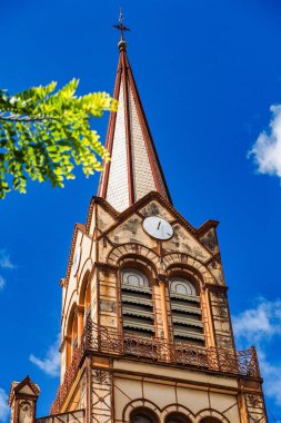 Fort de France 'daki St. Louis Katedrali 1895 yılında tamamlandı. Martinique, Karayip Denizi 'nin Küçük Antilleri' nde yer alan bir Fransız adasıdır..