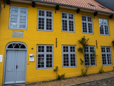 Almanya, Flensburg 'da tiyatro atölyesi Pilkentafel cephesi. 1983 'te kurulan tiyatronun adı Pilkentafel adında bir sokaktan gelmektedir.