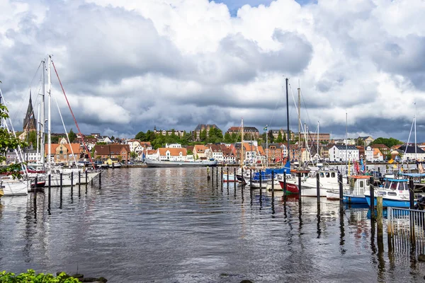 Łodzie Żaglowe Porcie Flensburg Kościół Jorgena Tle Szlezwik Holsztyn Niemczech — Zdjęcie stockowe