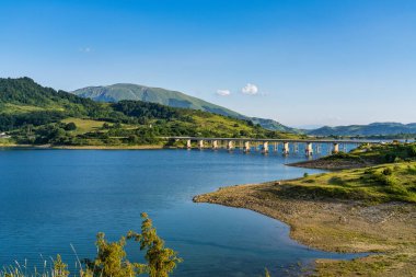 İtalya, Abruzzo 'da Campotosto Gölü. Deniz seviyesinden 1400 metre yukarıda, L 'Aquila vilayetindeki Appennini dağlarının kalbinde büyük bir yapay göl.