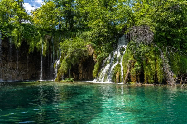 Величний Вигляд Водоспад Бірюзовою Водою Національному Парку Плітвіцькі Озера Хорватія — стокове фото