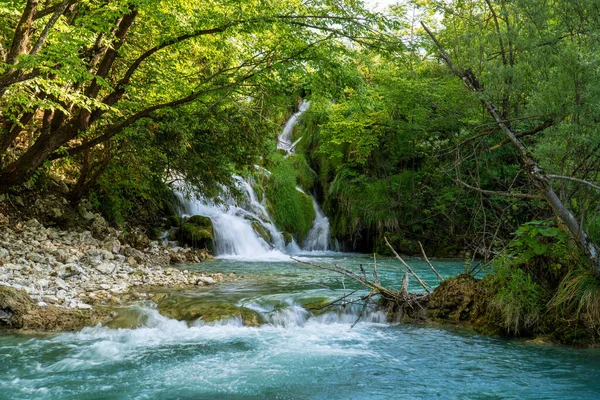 Величний Вигляд Водоспад Бірюзовою Водою Національному Парку Плітвіцькі Озера Хорватія — стокове фото