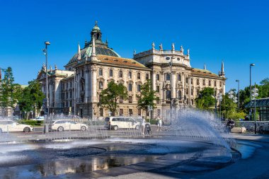Münih, Almanya - 27 Temmuz 2020: Münih, Bavyera, Almanya 'da Barok diriliş tarzı eski borsa 1896 ve 1898 yılları arasında mimar Albert Schmidt tarafından Deutsche Bank için inşa edildi.
