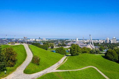 Münih, Almanya - 27 Haziran 2020: Münih Olimpiyat Stadyumu, Almanya 'nın Münih kentinde 1972 Yaz Olimpiyatları için inşa edilen Olimpiyat Parkı.