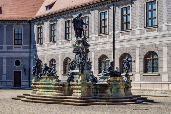 Мюнхен Німеччина Липня 2020 Бронзовий Фонтан Віттельсбахів Палаці Резіденц Був — стокове фото