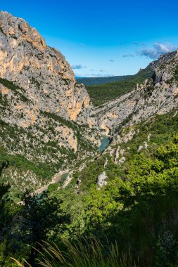 Verdon Gorge, Gorges du Verdon, Fransız Alpleri, Provence, Fransa 'da turkuaz yeşili kıvrımlı nehir ve yüksek kireçtaşı kayalarıyla ünlü kanyonun muhteşem manzarası.