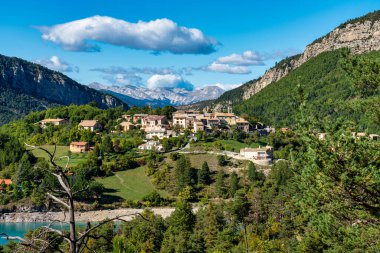 Saint Julien du Verdon 'un Provence, Fransa' daki Lac de Castillon kasabası..
