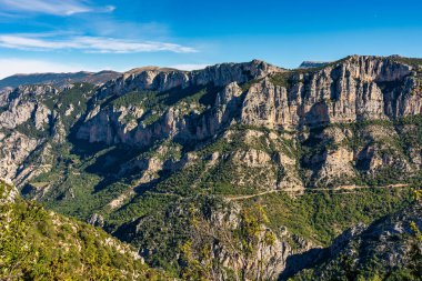 Verdon Gorge, Gorges du Verdon, Fransız Alpleri, Provence, Fransa 'da turkuaz yeşili kıvrımlı nehir ve yüksek kireçtaşı kayalarıyla ünlü kanyonun muhteşem manzarası.