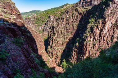 Gorges de Daluis veya var nehrinin oluşturduğu kayaların renginden dolayı yerel halk tarafından 