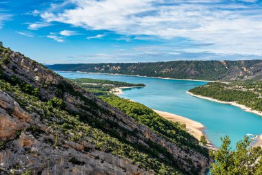 Verdon Gorge, Gorges du Verdon, Fransız Alpleri, Provence, Fransa 'da turkuaz yeşili kıvrımlı nehir ve yüksek kireçtaşı kayalarıyla ünlü kanyonun muhteşem manzarası.