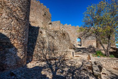 Caceres, Extremadura, İspanya yakınlarındaki Montanchez antik şatosu, turistlerin özgürce erişebileceği bir dağın tepesinde yer almakta ve manzaranın güzel bir panoramik manzarasını sunmaktadır..