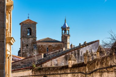 Plaza Mayor 'daki San Martin Kilisesi, Trujillo Meydanı. Küçük bir ortaçağ kasabası, Fatih Francisco Pizarro 'nun doğduğu yer..