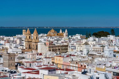 Cadiz, Endülüs, İspanya 'daki Tavira kulesinden eski şehir çatılarının panoramik görüntüsü