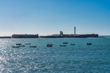San Sebastian Kalesi silueti, İspanya 'nın Endülüs, Cadiz şehrinde günbatımına karşı durmaktadır.