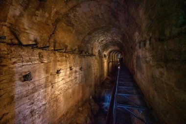 Santa Maria, Cazorla, Jaen, Endülüs, İspanya Kilisesi 'nin yıkıntılarının altındaki Serezuelo Nehri Kasası.