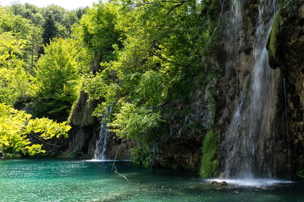 Величний Вигляд Водоспад Бірюзовою Водою Національному Парку Плітвіцькі Озера Хорватія — стокове фото