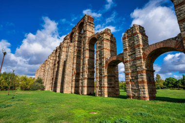 Acueducto de los Milagros, Merida, Extremadura, İspanya 'daki Mucizevi Aqueduct Roma su kemeri köprüsü olup bugün İspanya' nın başkenti Emerita Augusta 'daki Roma kolonisine su sağlamak için inşa edilmiştir..