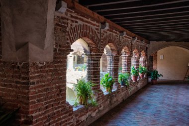 13. yüzyılda kurulan Calera de Leon 'daki Tentudia Manastırı' nın içinde. Badajoz ili, Extremadura, İspanya