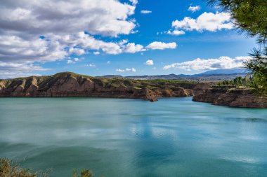Sierra Nevada Ulusal Parkı 'ndaki Negratin rezervuarı gölünü mumyala, İspanya' daki Endülüs