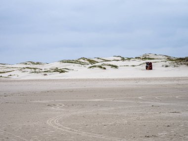 Kuzey Friesland, Almanya 'daki Amrum adasındaki Merdiven adlı kum tepeciği manzarası.