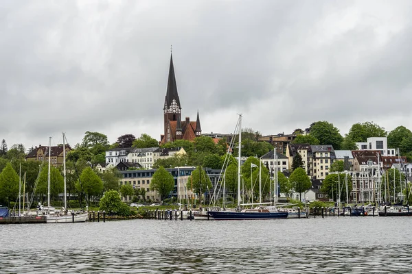 Łodzie Żaglowe Porcie Flensburg Kościół Jorgena Tle Szlezwik Holsztyn Niemczech — Zdjęcie stockowe