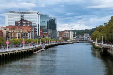 Bilbao, İspanya - Sep 03, 2020: Zubizuri köprüsü, İspanya 'nın kuzeyinde Bilbao, Bask Bölgesi' nin merkezindeki Nervion Nehri üzerinden