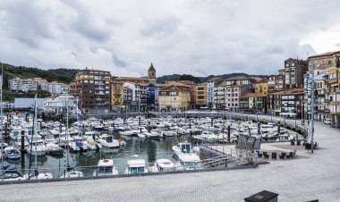 Bermeo, İspanya - 15 Şubat 2020: Bermeo İspanya 'nın Bask bölgesinde küçük bir balıkçı köyüdür.