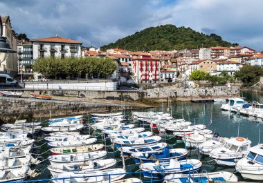 Mundaka, İspanya - 16 Sep 2020: İspanya 'nın Bask Bölgesi' ndeki Biscay Körfezi 'nde Urdaibai Ria ağzında bulunan Mundaka Limanı manzarası. Mundaka sörfüyle ünlüdür..