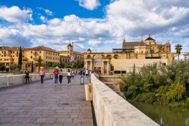 Cordoba, İspanya - 31 Ekim 2019: Mezquita-Katedral ve Puente Romano - Cami-Katedral ve Endülüs, İspanya 'daki Roma Köprüsü