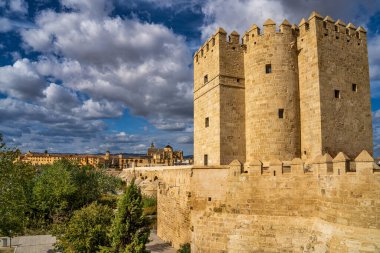 Cordoba, İspanya - 31 Ekim 2019: Calahorra Kulesi, Torre de la Calahorra, İspanya. 12. yüzyılın sonlarında yakınlardaki Roma Köprüsü 'nü korumak için Almohads tarafından inşa edilmiş güçlendirilmiş bir kapı.