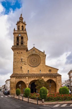 Cordoba, İspanya - 02 Kasım 2019: Cordoba, Endülüs, İspanya 'daki San Lorenzo Kilisesi. 1244 ile 1300 yılları arasında Romanesk ve Gotik mimari arasında geçiş tarzında inşa edilmiştir..