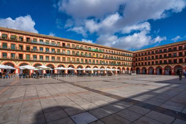 Cordoba, İspanya - 02 Kasım 2019: Corredera Meydanı, Plaza de la Corredera, İspanya. Plaza de la Corredera, Endülüs 'ün en büyük meydanlarından biridir..