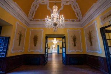 Jerez de la Frontera, İspanya - 15 Kasım 2019: Alcazar Villavicencio Sarayı ahşap iç mimarisi Endülüs, İspanya