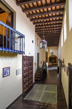 Jerez de la Frontera, İspanya - 15 Kasım 2019: Alcazar Villavicencio Sarayı ahşap iç mimarisi Endülüs, İspanya