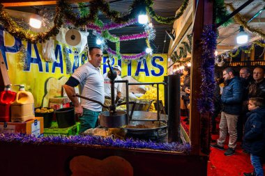 Toledo, İspanya - 30 Kasım 2019: İspanya 'nın Toledo kentindeki Katedral caddesinde aydınlatılmış Noel pazarı. Noel gecesi aydınlatması