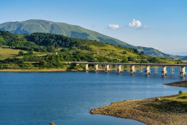 İtalya, Abruzzo 'da Campotosto Gölü. Deniz seviyesinden 1400 metre yukarıda, L 'Aquila vilayetindeki Appennini dağlarının kalbinde büyük bir yapay göl.