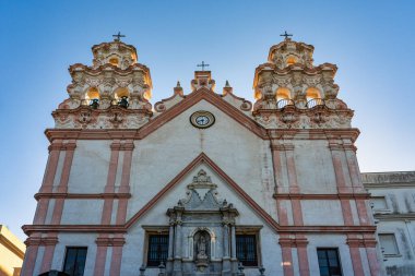 DelCarmen Kilisesi 'nin koyu beyaz, turuncu, sarı ve mavi renkleri, Iglesia del Carmen de Nuestra Senora del Carmen y Santa Teresa, Cadiz, Endülüs, İspanya, Avrupa
