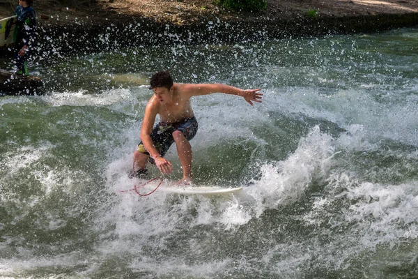 ドイツ ミュンヘン2021年7月13日 ミュンヘン市内の川でサーフィンをする人で有名なのがアイゼバッハです — ストック写真
