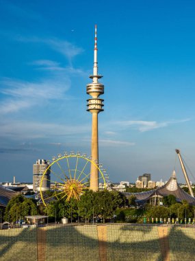 Münih, Almanya. Olimpiyatlar toplam 291 metre yüksekliğe ve 52.500 ton ağırlığa sahiptir. 190 m yüksekliğinde bir gözlem platformunun yanı sıra küçük bir rock and roll müzesi bulunuyor..