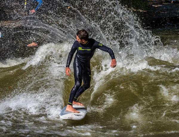 München Németország 2021 Július Szörfös Városi Folyóban München Híres Eisbach — Stock Fotó