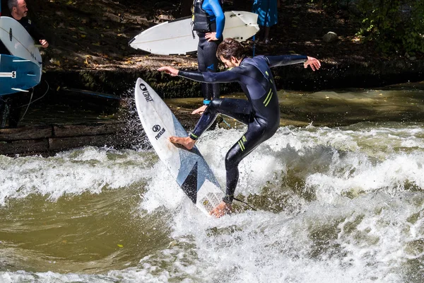 München Németország 2021 Július Szörfös Városi Folyóban München Híres Eisbach — Stock Fotó