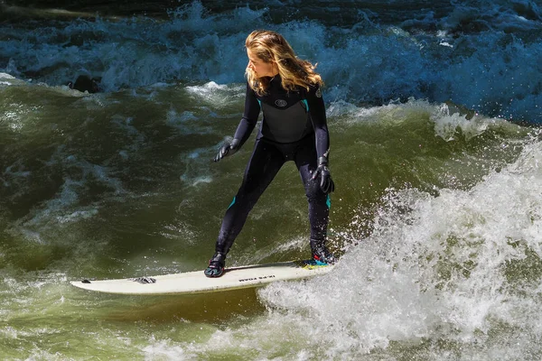 Münih, Almanya - 13 Temmuz 2021: Münih şehir nehrinde sörfçü, Eisbach adı verilen kentsel çevrede sörf yapan insanlarla ünlüdür.