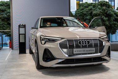 Münih, Almanya - 08 Eylül 2021: IAA Hareketlilik Açık Alanı. Audi e-tron elektrikli otomatik sürüş arabası. Münih 'teki Uluslararası Otomobil Ticaret Fuarı' nda gelecekteki hareketlilik kavramı.