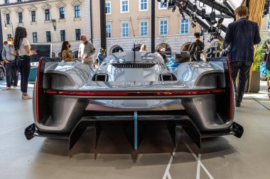 Münih, Almanya - 08 Eylül 2021: IAA Hareketlilik Açık Alanı. Porsche elektrikli konsept araba. Münih 'teki Uluslararası Otomobil Ticaret Fuarı' nda gelecekteki hareketlilik kavramı.