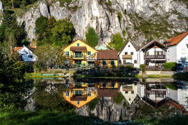 Almanya 'nın Bavyera kentindeki Altmuehl nehrinde Markt Essing' in yansımalarıyla günbatımı manzarası